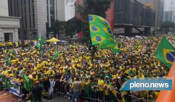Multidão já se reúne na Paulista horas antes de manifestação