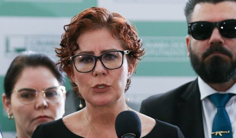 PSOL protocola novo pedido de cassação contra Carla Zambelli