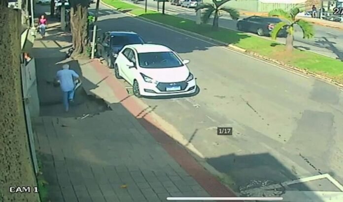 Vídeo mostra momento que calçada afunda com médico em Cachoeiro