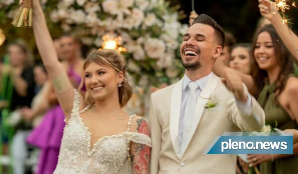 Jovem com câncer terminal se casa em cerimônia religiosa