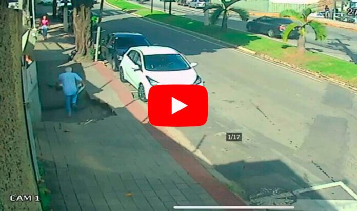 Vídeo registra o instante em que a calçada cede com médico em Cachoeiro