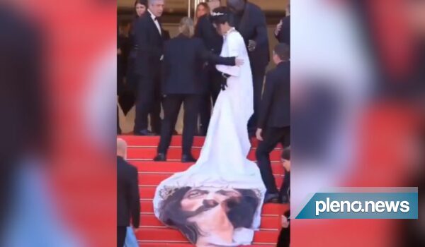 Cannes: Atriz é impedida de exibir rosto de Jesus em vestido