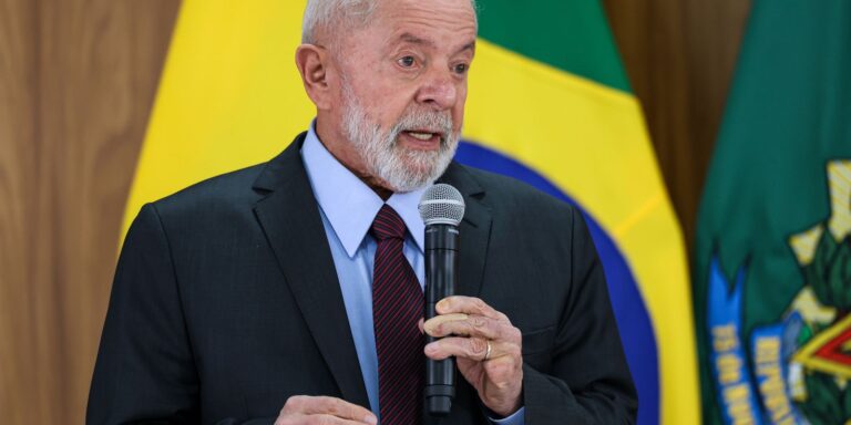Lula recebe credenciais de oito novos embaixadores