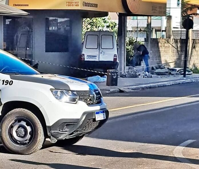 Trágico acidente em Guarapari: mulher rouba carro, perde o controle e causa a morte de morador de rua