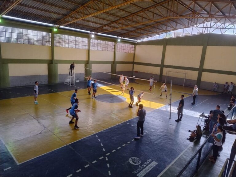 Voleibol abre Jogos Interescolares de Cachoeiro com partidas emocionantes