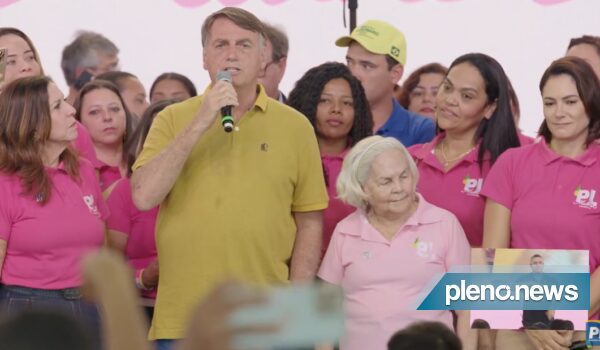 Bolsonaro incentiva mulheres a entrarem para política
