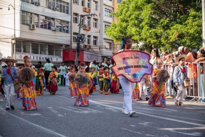 Festa de Cachoeiro: Desfile Cívico-Escolar atrai centenas de pessoas e encanta com a escolha do tema
