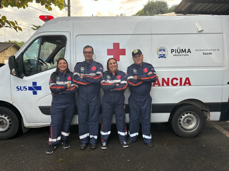 Prefeitura de Piúma entrega novos uniformes para equipe de ambulâncias - PIÚMA