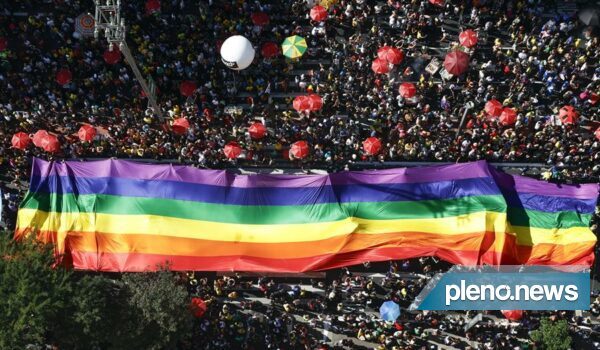 Políticos participam da Parada LGBT+ em São Paulo