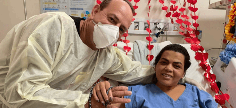 Governo do ES – Paciente recebe pedido de casamento no Hospital Estadual Dr. Jayme Santos Neves no Dia dos Namorados