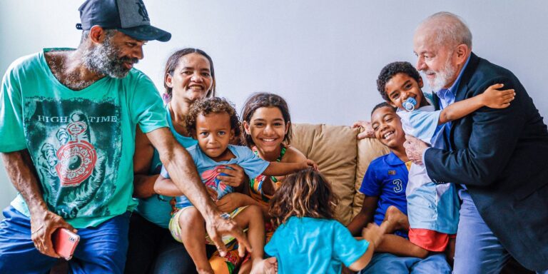 Famílias recebem indenizações por "prédios-caixão" em Pernambuco