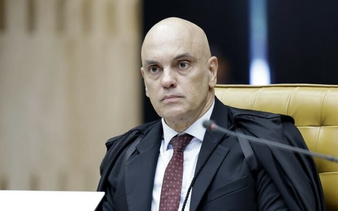 Uso de avião da FAB: Advogado quer que Moraes seja investigado