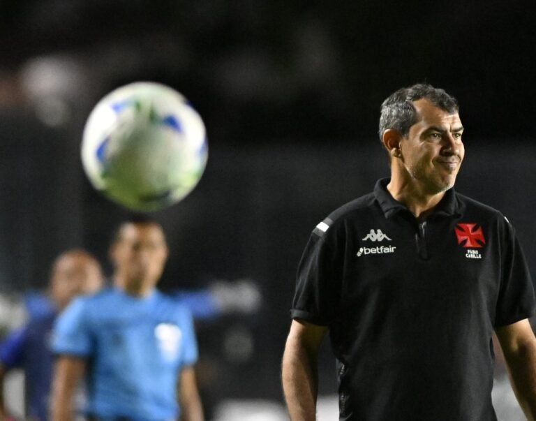 Carille critica vaias da torcida do Vasco e afirma: “Não me sinto ameaçado”