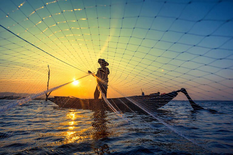 pescador jogando rede