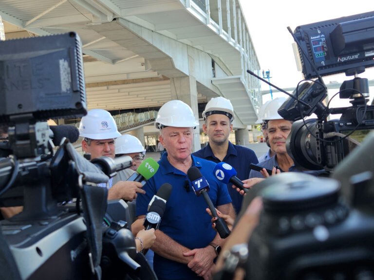 Governador do ES visita obras do Cais das Artes em Vitória