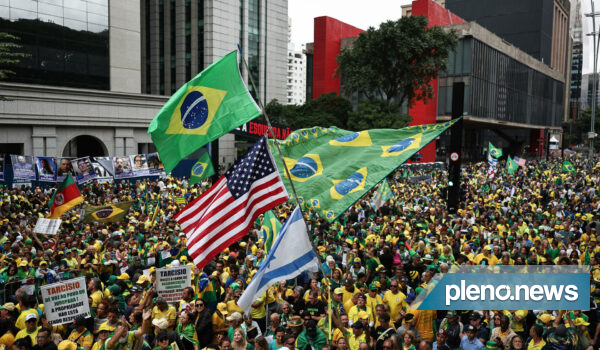 Milhares de pessoas defendem anistia em ato na Paulista