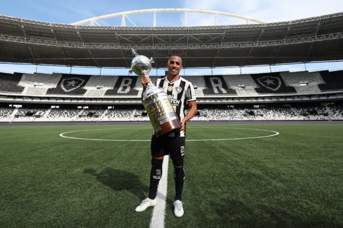 Após quase mais de cinco meses, Botafogo anuncia retorno do lateral Marçal