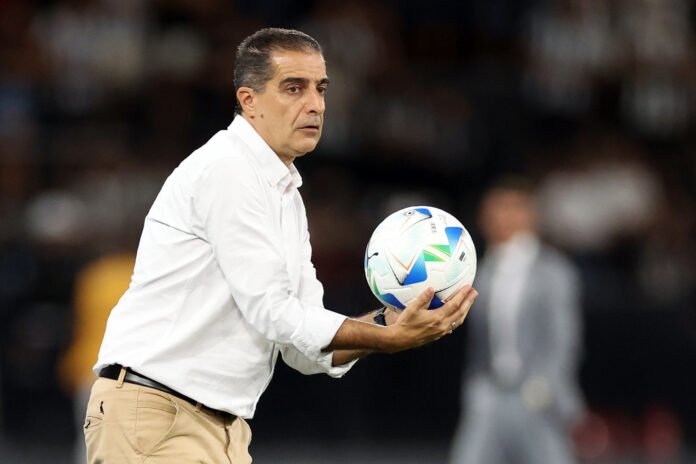 Renato Paiva comenta derrota do Botafogo e diz que time de 2024 “não existe mais”