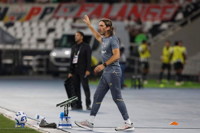 Zubeldía justifica discussão entre atletas do São Paulo após outro empate e lamenta lesão de Calleri
