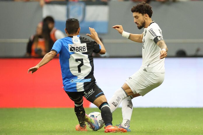 Alex Telles lamenta derrota do Botafogo, mas valoriza rodízio da equipe: "Precisavam de ritmo"