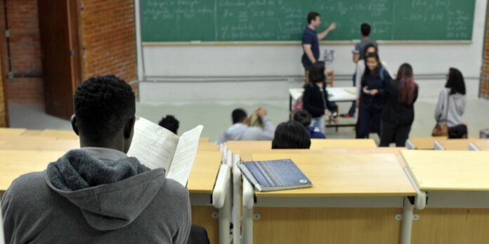 Bolsistas começam a receber pagamentos do Pé-de-Meia Licenciaturas