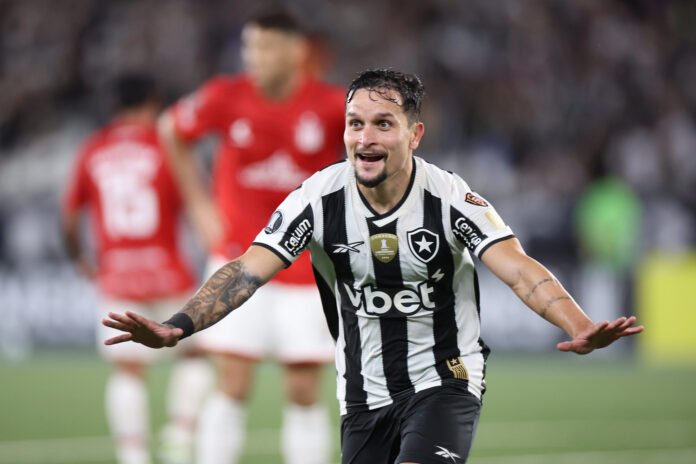 Botafogo toma susto, mas ganha do Estudiantes e segue vivo na Libertadores