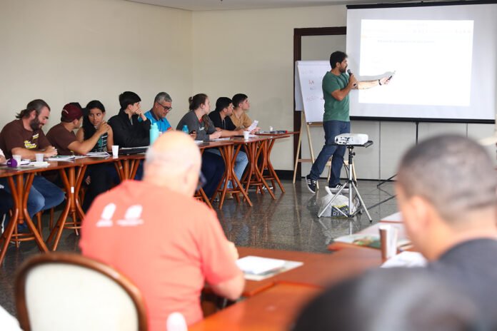 Pessoas reunidas em salão na Ales participam de curso de formação do projeto Arranjos Produtivos
