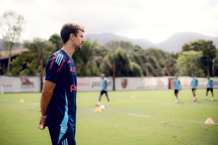 Rodrigo Caio assina com Flamengo para ser auxiliar de Filipe Luís